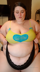 15767672_just-a-lil-jiggle-to-hold-ya-over-til-this-weeks-photoset_0.mp4
