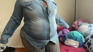 527089141_some-sensual-button-popping-to-make-your-day_1.m4v