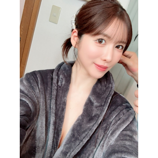 髪飾りを付けてもらうとやっぱりテンション上がりますᩚこの髪型、正面から見ても可愛いのでいつか写真載せますね_2025-04-03_202211_ako_kimu_0463.jpg