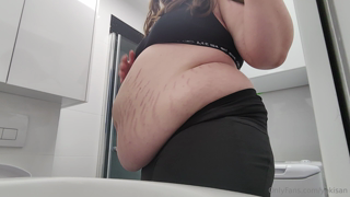 1030994005_i-love-to-massage-my-tummy-from-the-side-it-looks-so-big_0.mp4