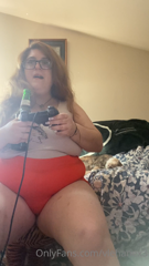 129110116_thickkk-hooters-girl-shenanigans-beer-video-games-and-bell_1.mp4
