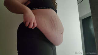 1030994005_i-love-to-massage-my-tummy-from-the-side-it-looks-so-big_1.mp4