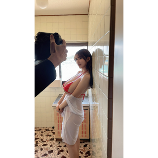 おはあこ️今日も暑いね!そろそろ夏の訪れを感じてます️先日の撮影の時の愛心赤の小さめビキニですᩚ_2025-05-14_204827_ako_kimu_3488.jpg