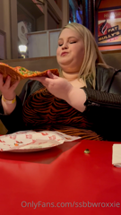 523238581_grabbing-a-late-night-slice_0.mp4