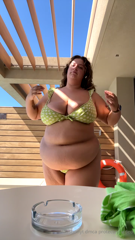 744788086_cute-tummy-and-cute-feet_1.m4v