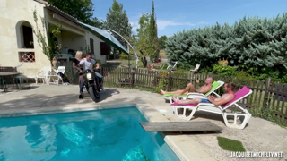 Chaleur torride au bord de la piscine ! [J&M].mp4