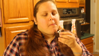 438912394_clothes-bursting-cup-cakes-preview_0.m4v