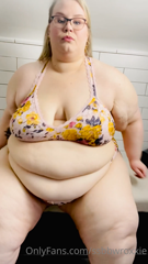 84972530_belly-play-on-a-noisy-bench_0.m4v