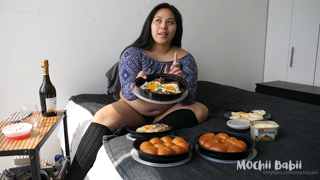 18906579_this-is-the-most-food-i-ve-ever-eaten-in-one-sitting-over_0.m4v