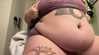 806360209_these-leggings-make-my-ass-look-fat-but-if-you-swipe-youll_1.m4v