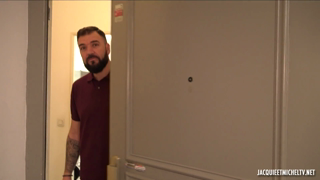 Une sacrée surprise pour Caro, 22 ans ! [J&M].mp4