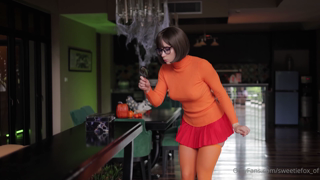 1353437213_daphne-and-velma-uncovering-hidden-desires-velma-a_0.mp4