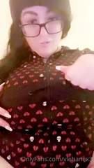 66096436_titties-in-a-tight-hoodie_0.mp4