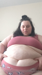 123865937_playing-with-jiggling-my-big-fat-belly_0.m4v