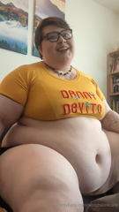 954480453_seriously-fat-stuffing-my-face-here-s-a-chill-little-min_0.mp4