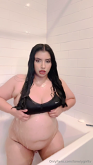 1482180272_daddy-gives-fat-slut-a-shower-because-she-couldnt-reach-her_0.mp4