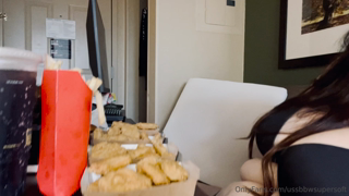 967418350_light-little-lunch-ive-got-to-say-a-trail-of-chicken_0.mp4