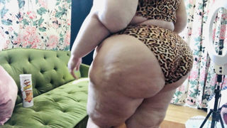 16217988_i-feel-like-a-chubby-jungle-cat-in-this-bikini-i-cant-wai_0.mp4