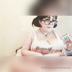 107987417_closet-s-t-o-n-e-r-hooters-girl-vs-closet-feeder-boss_0.mp4