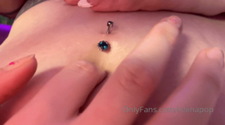 912437629_just-sent-out-a-hot-freebie-with-poppykoch-oiled-up-belly_0.mp4